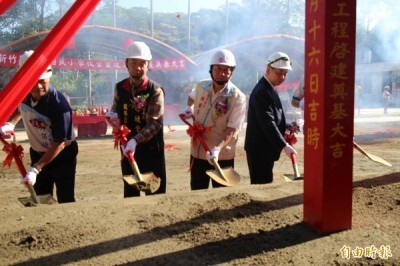 新竹縣長邱鏡淳（右2）、議會議長陳見賢（右）早連袂主持枋寮國小的動土典禮。（記者黃美珠攝）