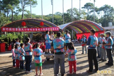 新竹縣枋寮國小以發展客家文化為特色，早上的校舍重建動土典禮，學童穿上客家衫擊花鼓，自己慶祝學校大事。（記者黃美珠攝）