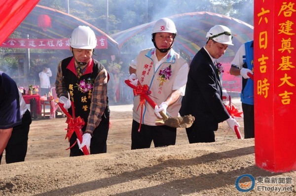 縣長邱鏡淳（左二）與議長陳見賢（左三）等人共同主持重建工程。（翻攝自新竹縣政府網站）